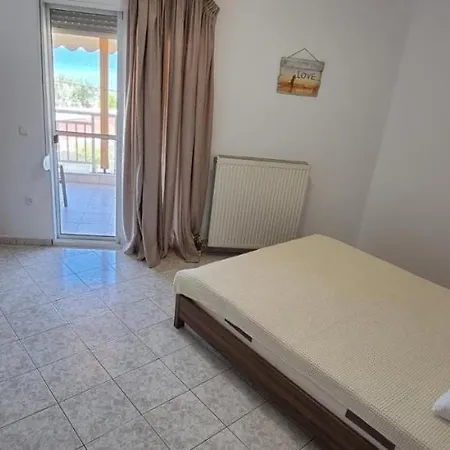La Beachfront Luxury Living Apartment Flogita