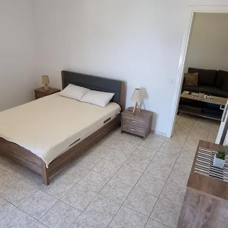 La Beachfront Luxury Living Apartment Flogita