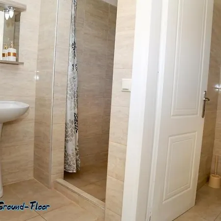 La Beachfront Luxury Living Apartment Flogita