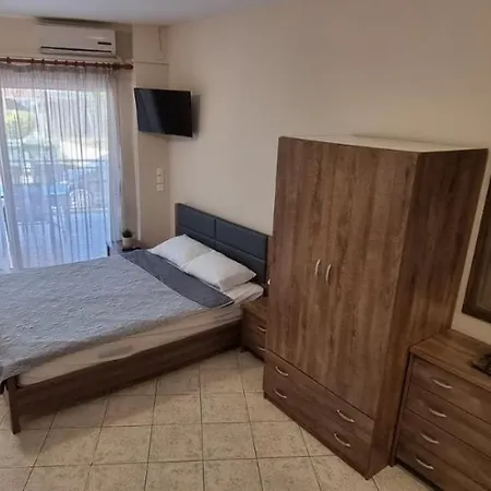 La Beachfront Luxury Living Apartment Flogita