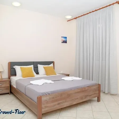 La Beachfront Luxury Living Apartment Flogita